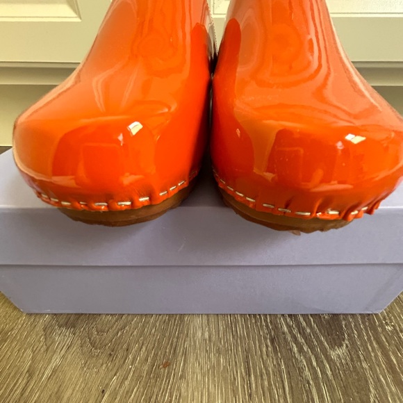 NWB FIGURE DECORATIVE ORANGE CLOGS/ITALY/PATENT LEATHER/39IT-8US/UNIQUE - Picture 4 of 16